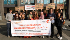 Studierende protestieren gegen die Streichung der Türkeistudien und des Osteuropäischen Instituts an der Uni Köln.
