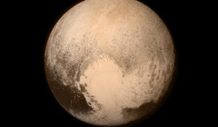 Am 14. Juli 2015 flog die Raumsonde New Horizons am Zwergplaneten Pluto vorbei und nahm die allerersten hochauflösenden Bilder des Himmelskörpers auf. Die herzförmige Region, die dadurch entdeckt wurde, erhielt den Namen Tombaugh Regio - benannt nach Clyde Tombaugh, dem Entdecker von Pluto.