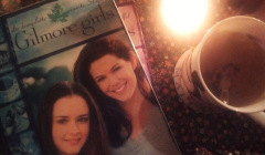 Musikredakteurin Carolin hat es sich mit den Gilmore Girls DVDs auf dem Sofa gemütlich gemacht.