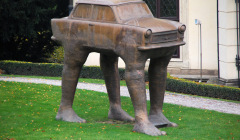 Die Skulptur Quo Vadis des Künstlers David Cerný, die einen auf Beinen davonlaufenden Trabant darstellt.